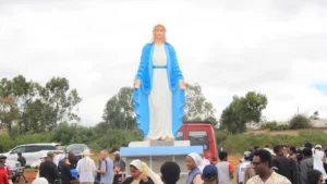 Lire la suite à propos de l’article La Sainte Vierge au coeur des caféiers d&rsquo;Ambohitraivo